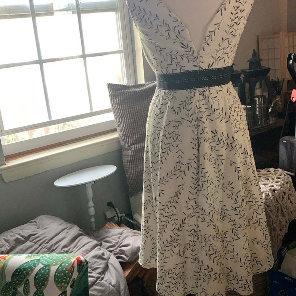 Elegant Kay Unger Black and White Leaf Print Dress size 4 - Picture 5 of 10